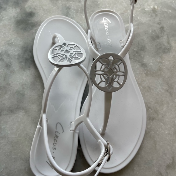 Circus by Sam Edelman maw white thong sandals with medallion. New. Size 6. - Picture 1 of 3